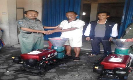 Kegiatan Penyerahan Mesin Pencetak Pellet Kepada Pembudidaya Lele