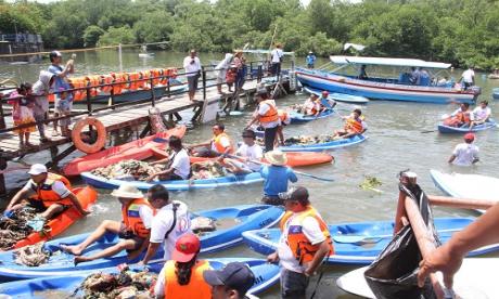 Lomba Kano Susur Mangrove Kumpulkan Sampah di Mina Werdhi Batu Lumbang