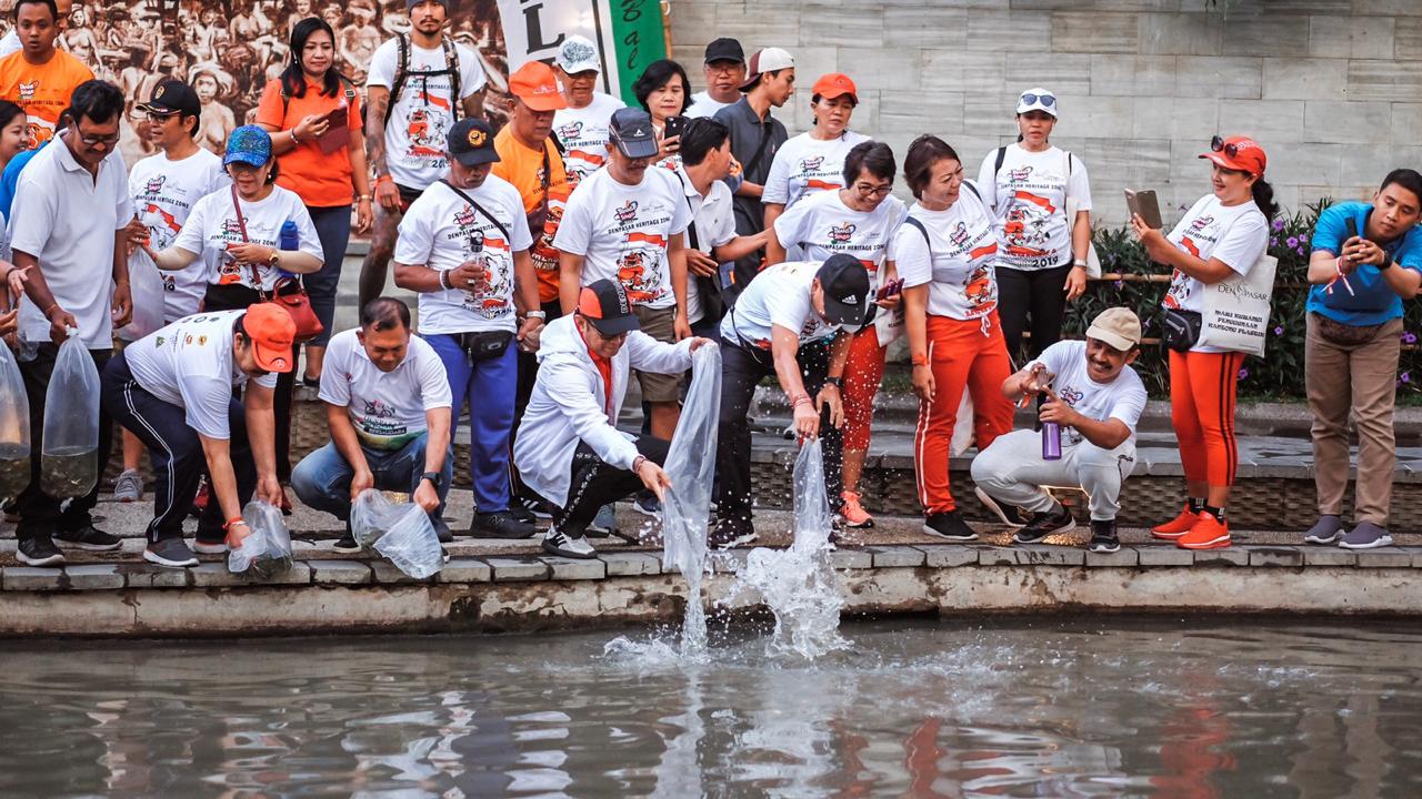 Meriahkan Acara Fun Run Kota Denpasar Hut RI 74 Tebar Benih Ikan Nila bersama Walikota Denpasar di Tukad Badung