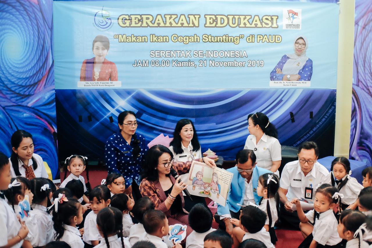 Ny. I.A.Selly Dharmawijaya Mantra Bacakan Dongeng pada Anak PAUD dalam rangka Hari Ikan Nasional